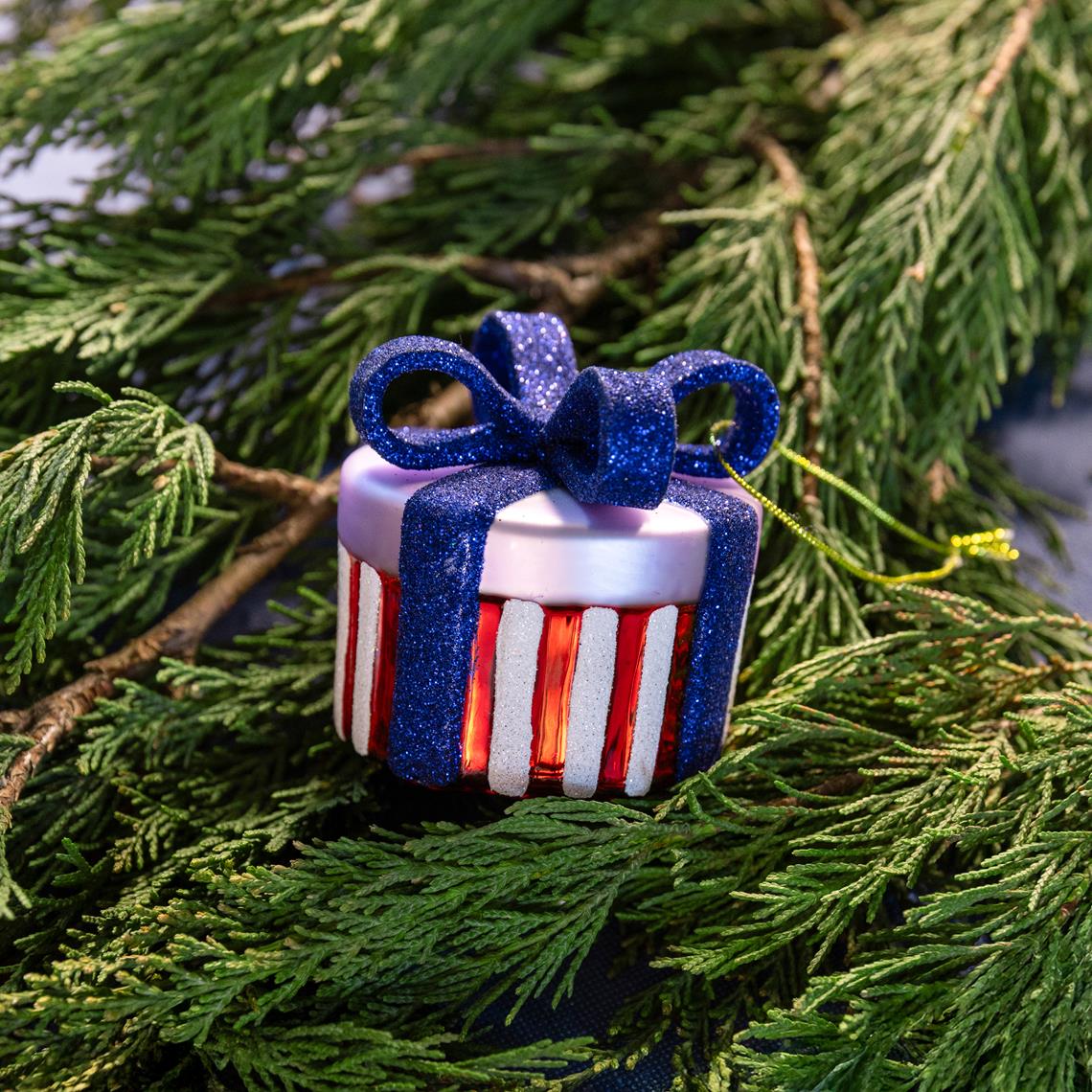 Ornament gift red